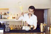 Barkeeper macht Drink am Tresen — Stockfoto