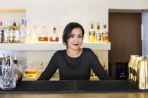 Retrato de uma empregada de bar feliz — Fotografia de Stock