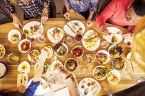 Freunde essen am Tisch zu Abend — Stockfoto