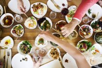 Freunde essen am Tisch zu Abend — Stockfoto