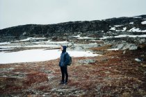 Чоловік стоїть на снігу покритий пейзаж — стокове фото