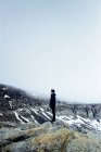 Man standing at snow covered landscape — Stock Photo