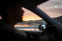 Mann fährt Auto mit Meerblick — Stockfoto
