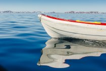 Barco amarrado en el mar - foto de stock