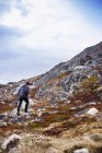 Чоловік ходить по скелястому ландшафту — стокове фото