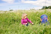 Дівчинки, які грають на травою поле — стокове фото