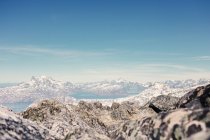 Montañas y lago contra el cielo - foto de stock