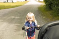 Mädchen mit Kinderwagen — Stockfoto