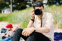 Uomo fotografare utilizzando la fotocamera — Foto stock