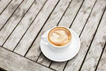 Чашка кави з латте мистецтвом — стокове фото