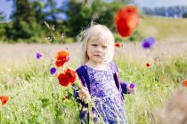 Fille tenant des fleurs de pavot — Photo de stock