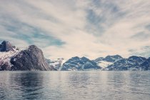 Море и заснеженные горы — стоковое фото