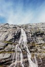 Blick von unten auf den Wasserfall — Stockfoto