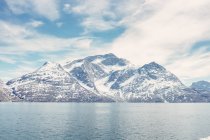Mar y montañas nevadas - foto de stock