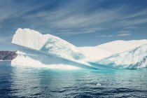 Icebergs flotando en el mar - foto de stock