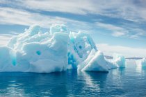 Icebergs flottant en mer — Photo de stock