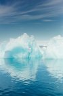 Айсберги, плавающие в море — стоковое фото