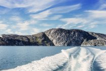 Motorboot Trail Wellen im Meer — Stockfoto