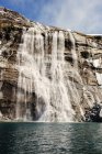 Нижний вид на водопад — стоковое фото