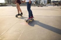 Skateboarders féminins à cheval dans skate park — Photo de stock