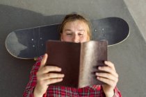 Вид зверху жінки читає книгу — стокове фото