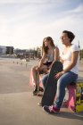 Teenager-Mädchen mit Skateboards — Stockfoto