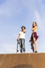 Amici donne con skateboard — Foto stock
