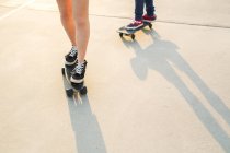 Скейтбордистки в скейт-парке — стоковое фото
