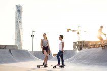 Amis féminins avec skateboards — Photo de stock