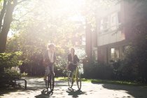Mulheres andando de bicicleta na rua — Fotografia de Stock