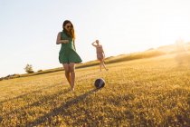 Mujeres jugando al fútbol - foto de stock