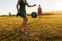 Жінки гри у футбол — стокове фото