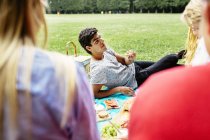 Человек с едой в парке — стоковое фото