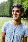 Усміхнений молодий чоловік у парку — стокове фото