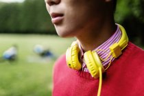 Hombre joven con auriculares amarillos - foto de stock