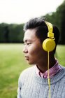 Jeune homme portant des écouteurs — Photo de stock