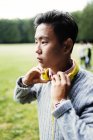 Jeune homme portant des écouteurs — Photo de stock