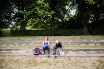 Женщины сидят на ступеньках — стоковое фото