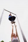 Fit mulher escalada corda — Fotografia de Stock