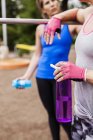 Femmes sportives tenant des bouteilles d'eau — Photo de stock