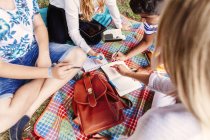 Student friends studying outdoors — Stock Photo