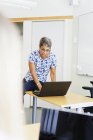 Женщина-профессор с помощью ноутбука — стоковое фото