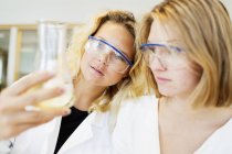 Studenti di sesso femminile che eseguono esperimenti scientifici — Foto stock