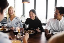 Freunde beim Essen im Restaurant — Stockfoto