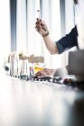 Barkeeper rührt Whisky im Glas — Stockfoto