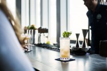Bicchiere di cocktail su banco — Foto stock
