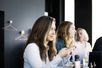 Frau benutzt Handy in Restaurant — Stockfoto