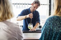 Barkeeper macht Drink an der Bar — Stockfoto