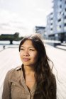 Jeune femme asiatique regardant loin — Photo de stock