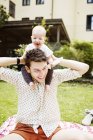 Père portant bébé fille sur les épaules — Photo de stock